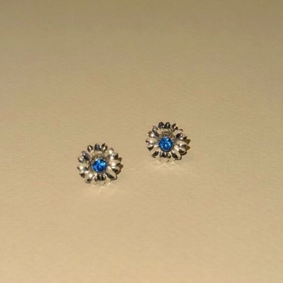 Silver flower stud earrings N934 - Picture 1 of 5